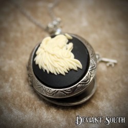 Deviant South Praying Angel Cameo Locket, Silver 1.8mm Stainless Steel Chain