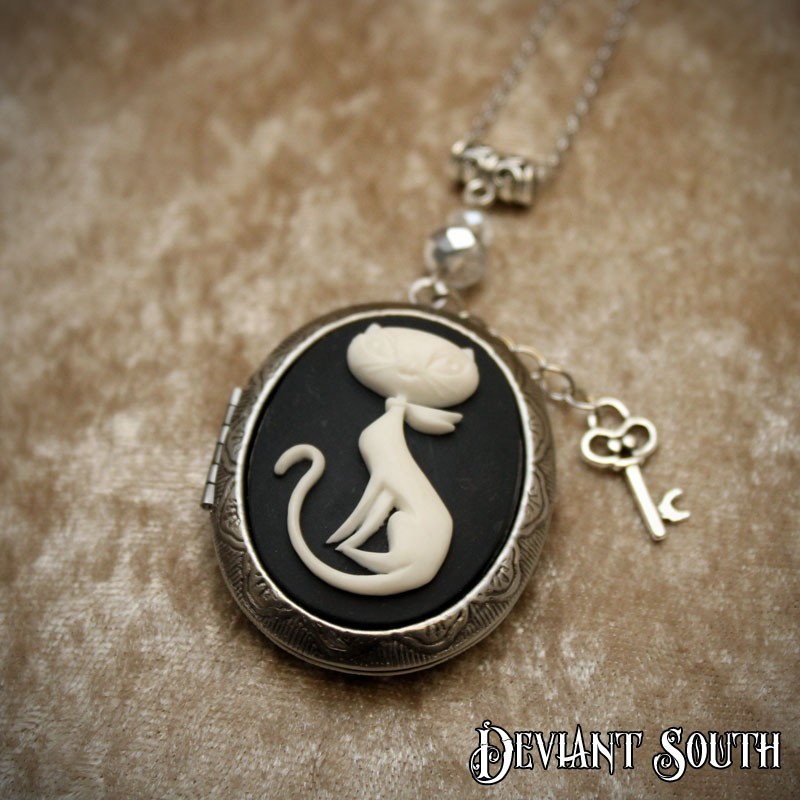 Deviant South Fabulous Feline Cameo Locket, Silver 1.8mm Stainless Steel Chain